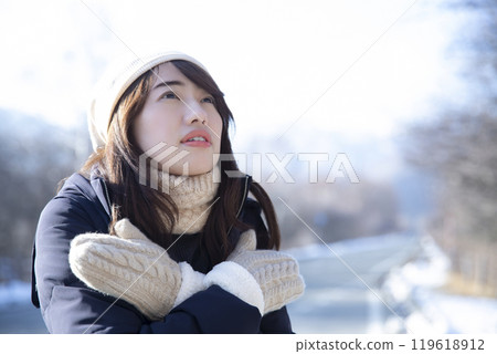 一個女人在寒冷的日子裡戴著手套 119618912