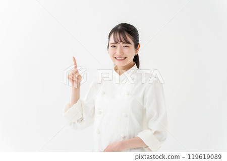 穿著廚師外套的女人指著 119619089