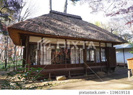 德富蘆花故居蘆花甲春園（東京都世田谷區），窗外倒映著秋葉。 119619518