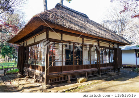 德富蘆花故居蘆花甲春園（東京都世田谷區），窗外倒映著秋葉。 119619519