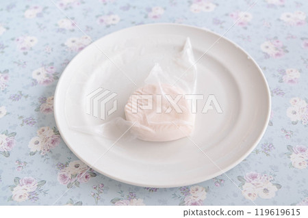 用宣紙包裹大福食材 用宣紙包裹大福食材 119619615