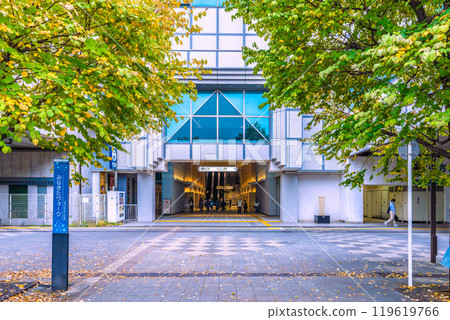 日本橫濱市容，從水上步行街一側看地鐵中心南站5號出口= 10月25日 119619766