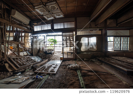廢棄旅館的一個房間 119620976