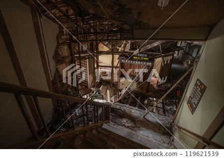 The interior of an abandoned inn 119621539