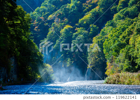 Oriental Niagara Waterfall of Fukiwari that splashes Oriental Niagara Waterfall of Fukiwari that splashes 119622141