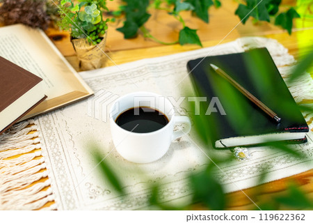 咖啡和書在桌子上 119622362