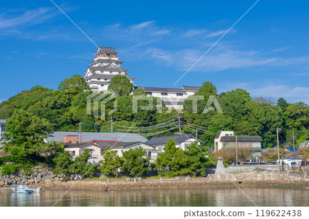 The replica castle tower of Karatsu Castle stands tall under clear skies 119622438