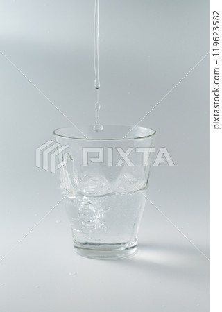 將水倒入簡單的玻璃杯中 119623582