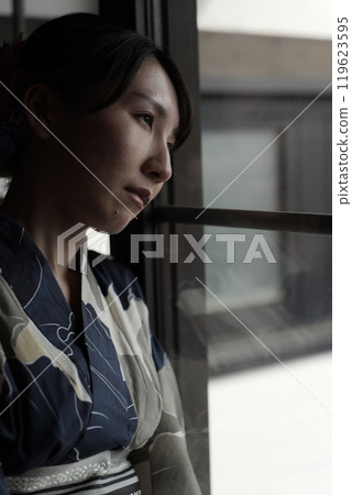 日式房間裡的年輕浴衣女人 日式房間裡的年輕浴衣女人 119623595