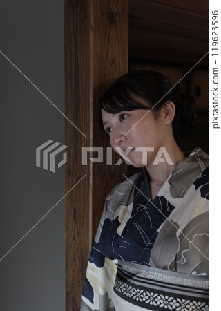 日式房間裡的年輕浴衣女人 119623596