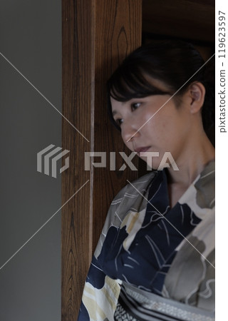 日式房間裡的年輕浴衣女人 119623597