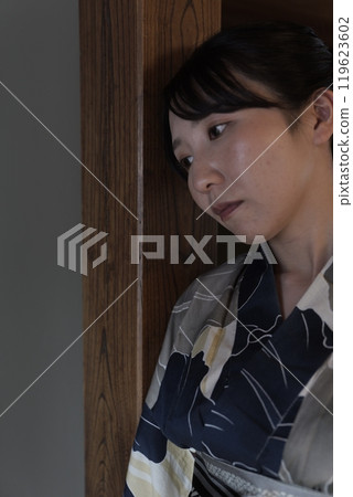 A young woman in a yukata in a Japanese-style room 119623602