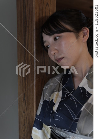 A young woman in a yukata in a Japanese-style room 119623603