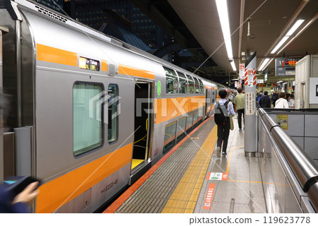 停在JR東京車站的中央快速線E233系列列車:普通列車綠色車輛 停在JR東京車站的中央快速線E233系列列車:普通列車綠色車輛 119623778