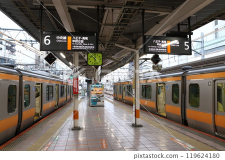 中央線/青梅線E233系列列車在立川站等待轉乘 中央線/青梅線E233系列列車在立川站等待轉乘 119624180
