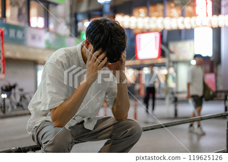 街上抱著頭的男人 街上抱著頭的男人 119625126