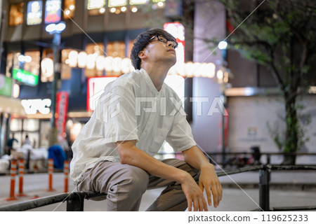 A man thinking in the city 119625233