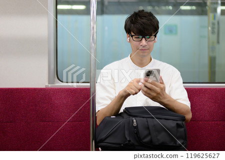 搭火車的男人,智慧型手機,音樂 搭火車的男人,智慧型手機,音樂 119625627