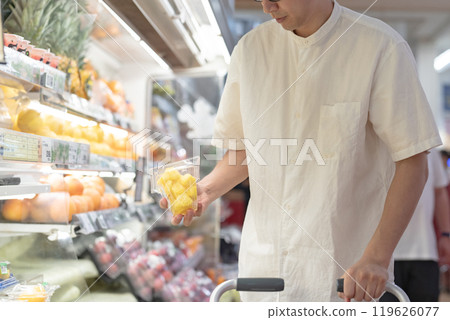 Men shopping at supermarkets 119626077