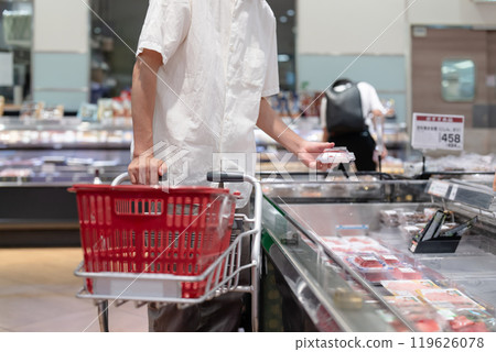 男子在超市購物 119626078
