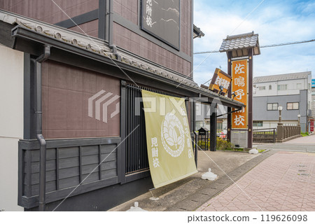 在清爽的初夏藍天下,靜岡縣磐田市三付街的歷史街景。 在清爽的初夏藍天下,靜岡縣磐田市三付街的歷史街景。 119626098