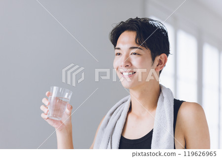 年輕人補水 119626965