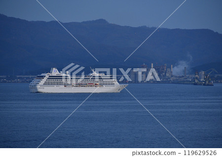 拍攝北海道函館秋季停靠函館港的遊輪 Regatta 的景色。 119629526
