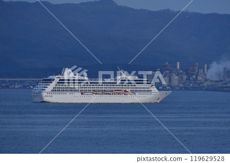 拍攝北海道函館秋季停靠函館港的遊輪 Regatta 的景色。 119629528