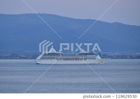 拍攝北海道函館秋季停靠函館港的遊輪 Regatta 的景色。 119629530