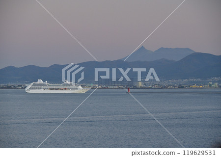 拍攝北海道函館秋季停靠函館港的遊輪 Regatta 的景色。 119629531