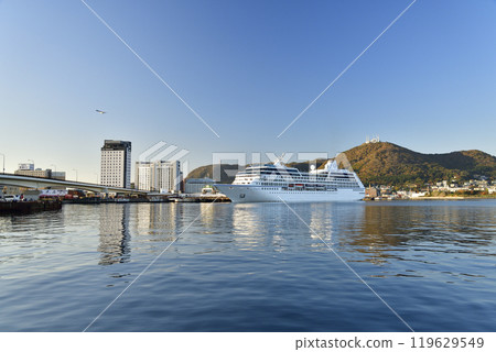 拍攝北海道函館秋季停靠函館港的遊輪 Regatta 的景色。 119629549