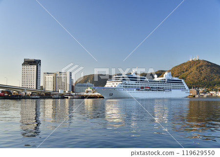拍攝北海道函館秋季停靠函館港的遊輪 Regatta 的景色。 拍攝北海道函館秋季停靠函館港的遊輪 Regatta 的景色。 119629550