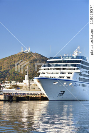 拍攝北海道函館秋季停靠函館港的遊輪 Regatta 的景色。 拍攝北海道函館秋季停靠函館港的遊輪 Regatta 的景色。 119629574
