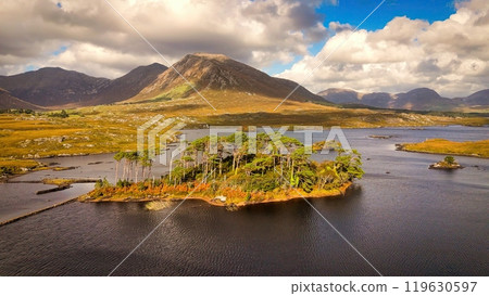 Derryclare Lough - a famous lake in the Connemara National Park in Ireland 119630597