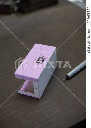 Deburring with a router Deburring with a router 119631594