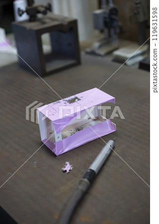 Deburring with a router Deburring with a router 119631598