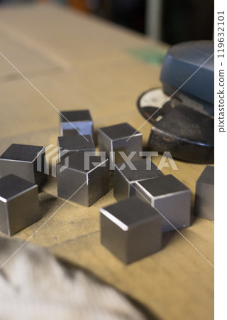 Deburring work with grinder Deburring work with grinder 119632101