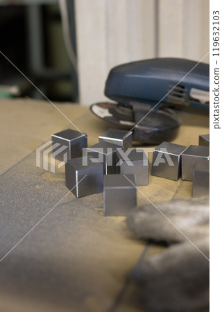Deburring work with grinder Deburring work with grinder 119632103
