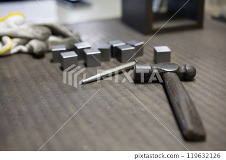 用沖頭和鎚子確定打孔位置 用沖頭和鎚子確定打孔位置 119632126