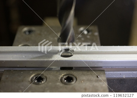 在加工中心的鋁框架上鑽孔 在加工中心的鋁框架上鑽孔 119632127