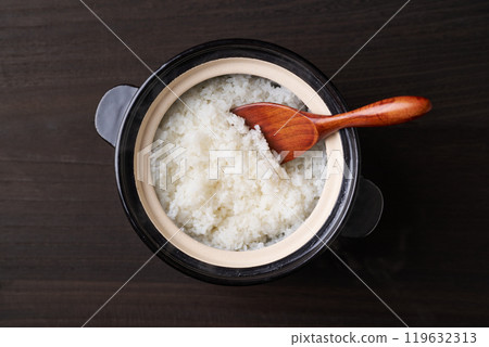 Freshly cooked rice cooked in a clay pot 119632313
