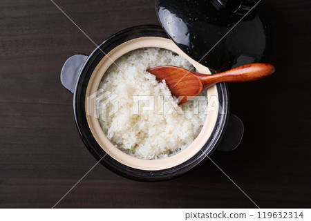 用陶罐煮熟的新鮮米飯 119632314