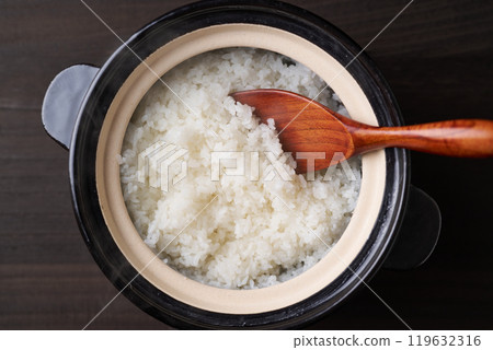 Freshly cooked rice cooked in a clay pot 119632316
