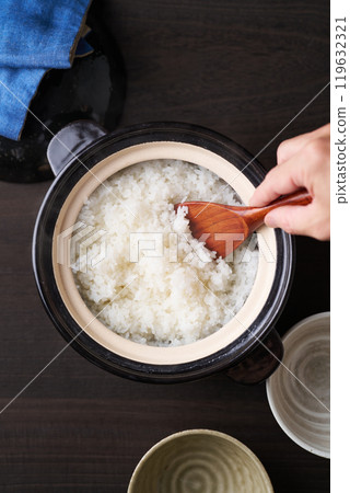 Freshly cooked rice cooked in a clay pot Freshly cooked rice cooked in a clay pot 119632321