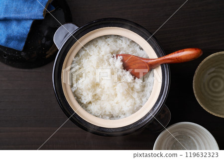 用陶罐煮熟的新鮮米飯 用陶罐煮熟的新鮮米飯 119632323