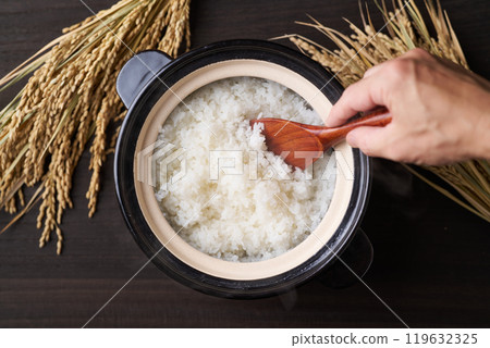 用陶罐煮熟的新鮮米飯 119632325