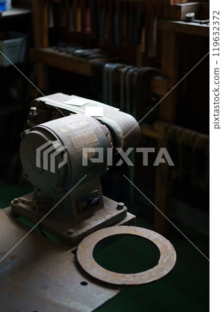 Machine for removing burrs after cutting 119632372