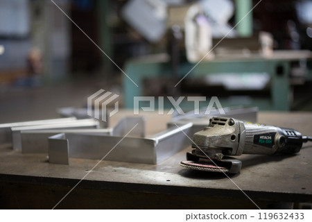 Deburring stainless steel parts using a paper grinder 119632433