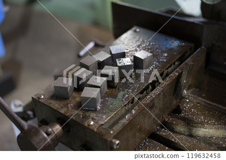 用金屬鋸切割材料 用金屬鋸切割材料 119632458