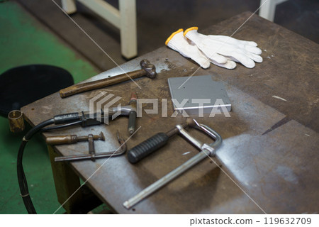 Stainless steel parts are welded using TIG welding 119632709